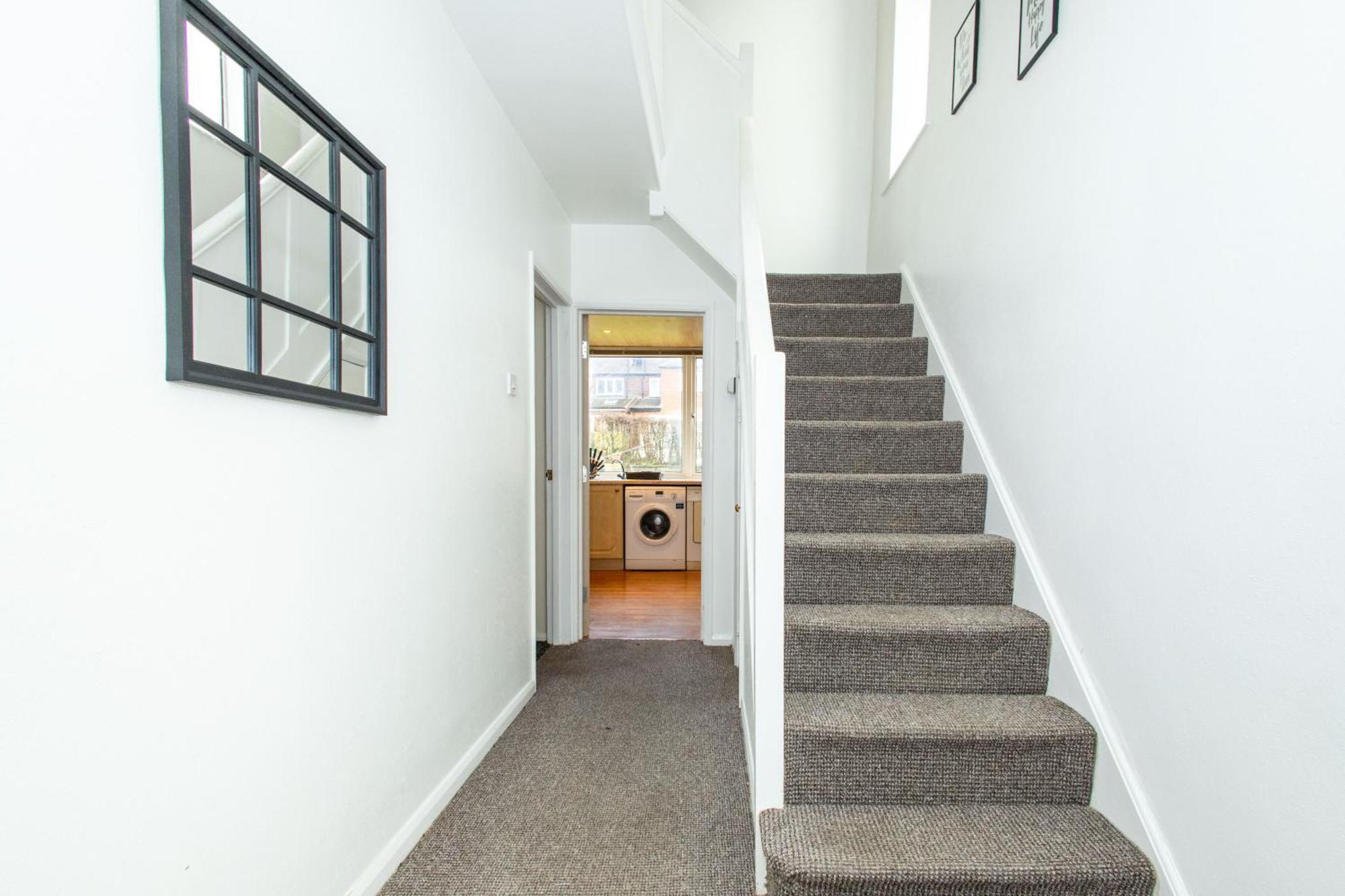 Holiday home Well Located 3 Bedroom With Free Wifi And Private Parking *