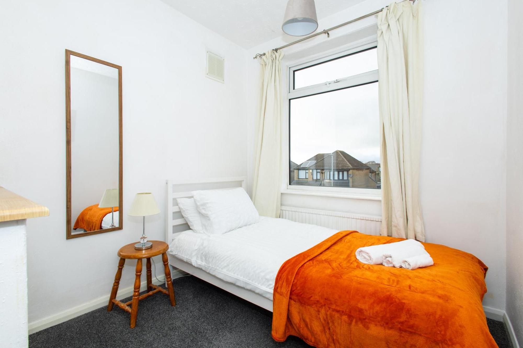 Holiday home Well Located 3 Bedroom With Free Wifi And Private Parking *