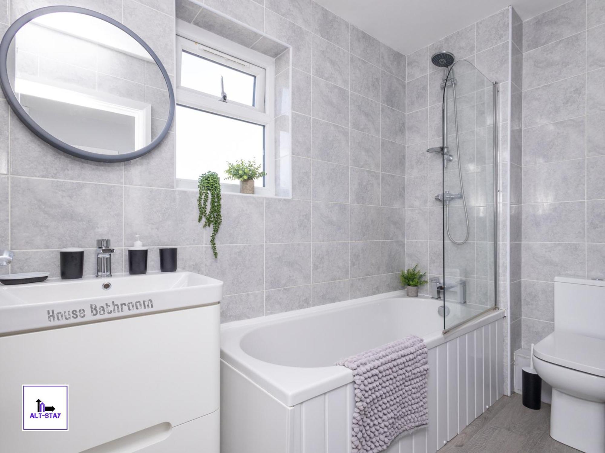 Alt-Stay Leeds West - 3 Bed - 10 Percent Off Monthly - Contractors, Insurance, Relocation - Long Stays Welcome * Leeds (West Yorkshire)