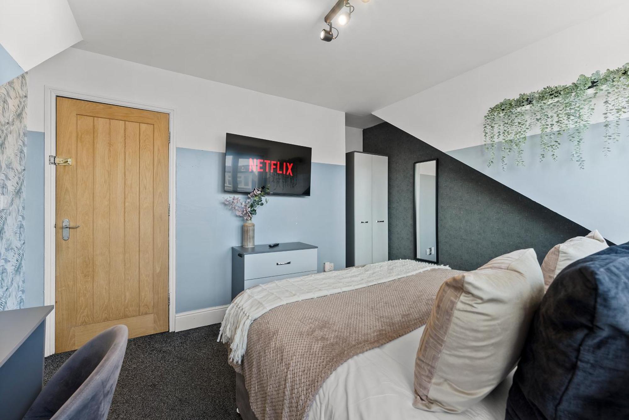 Stylish Designer 4 Bed - Parking - Sleeps 8 *