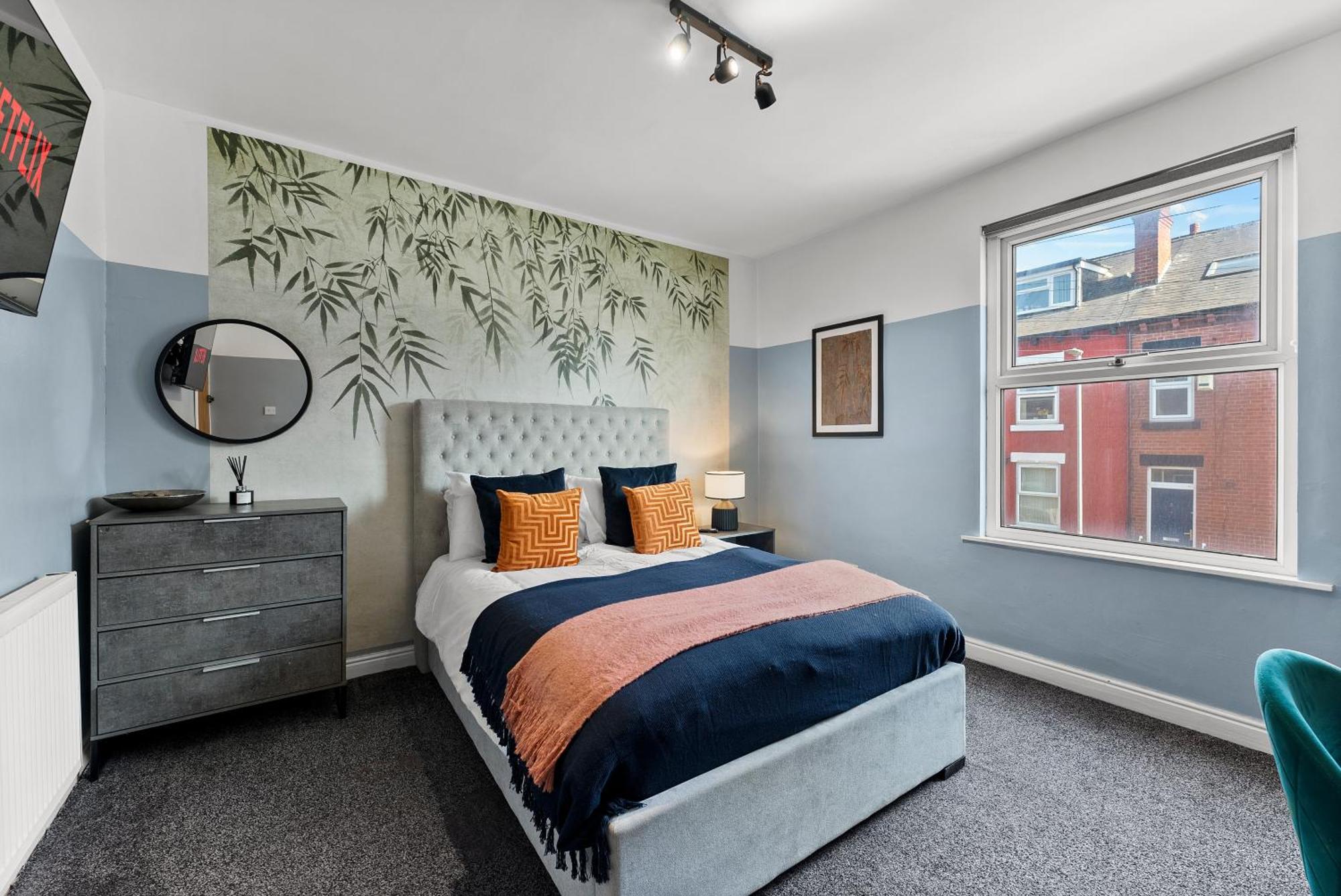 Stylish Designer 4 Bed - Parking - Sleeps 8 Leeds (West Yorkshire)