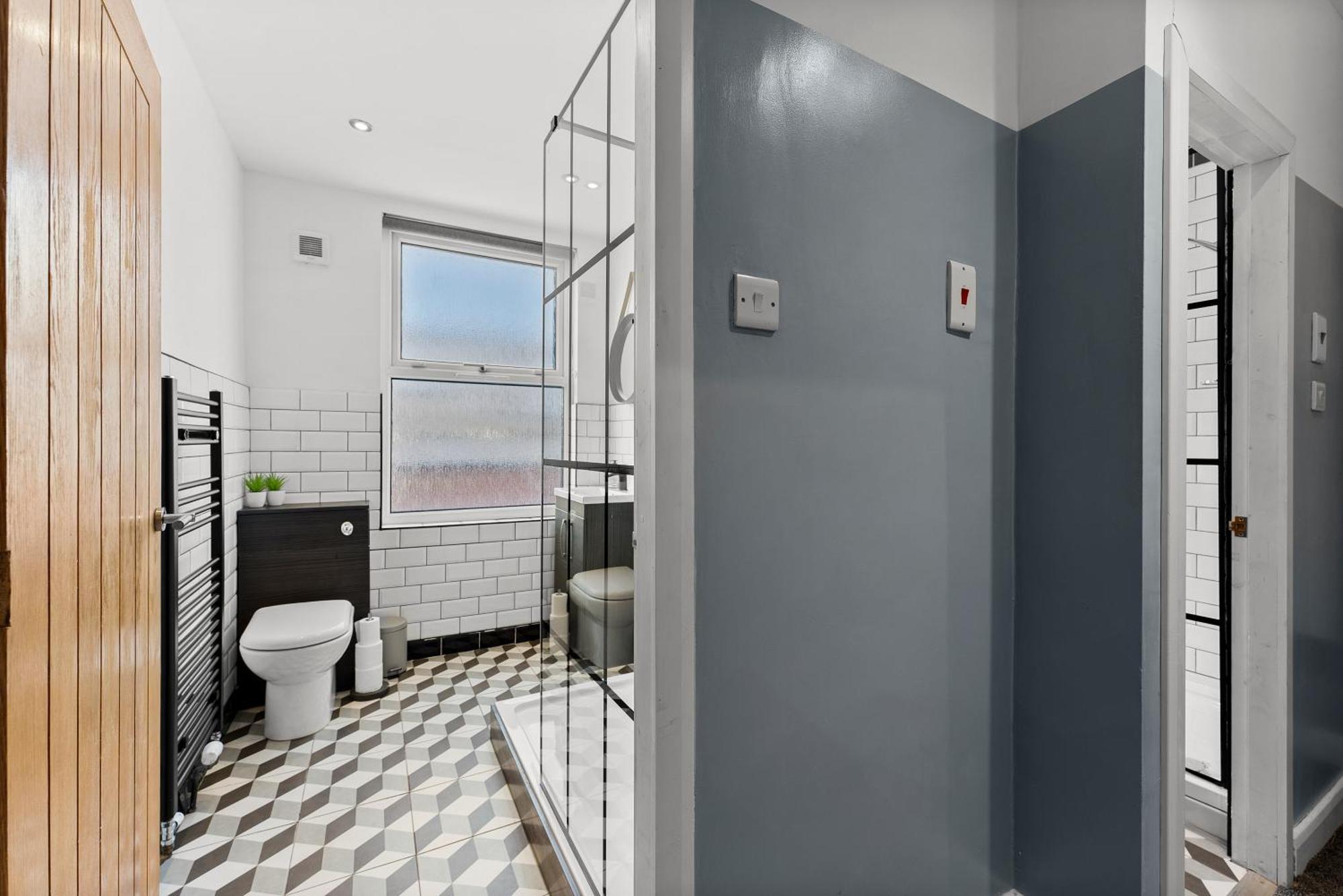 Stylish Designer 4 Bed - Parking - Sleeps 8 Leeds (West Yorkshire)