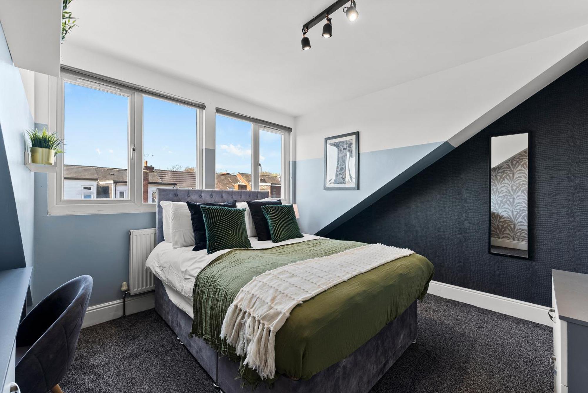 Stylish Designer 4 Bed - Parking - Sleeps 8 * Leeds (West Yorkshire)