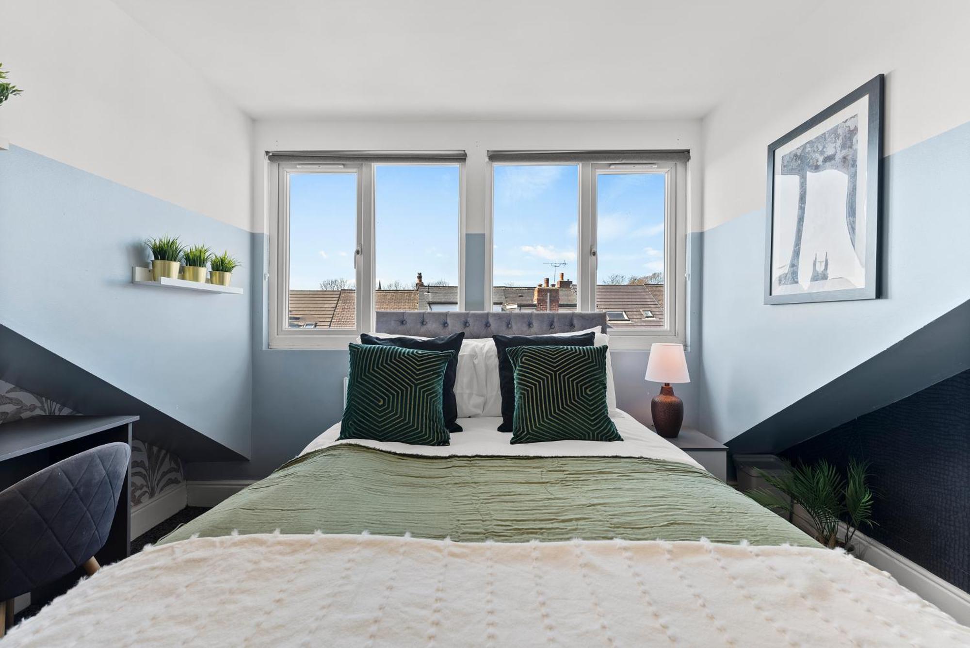 Stylish Designer 4 Bed - Parking - Sleeps 8 *