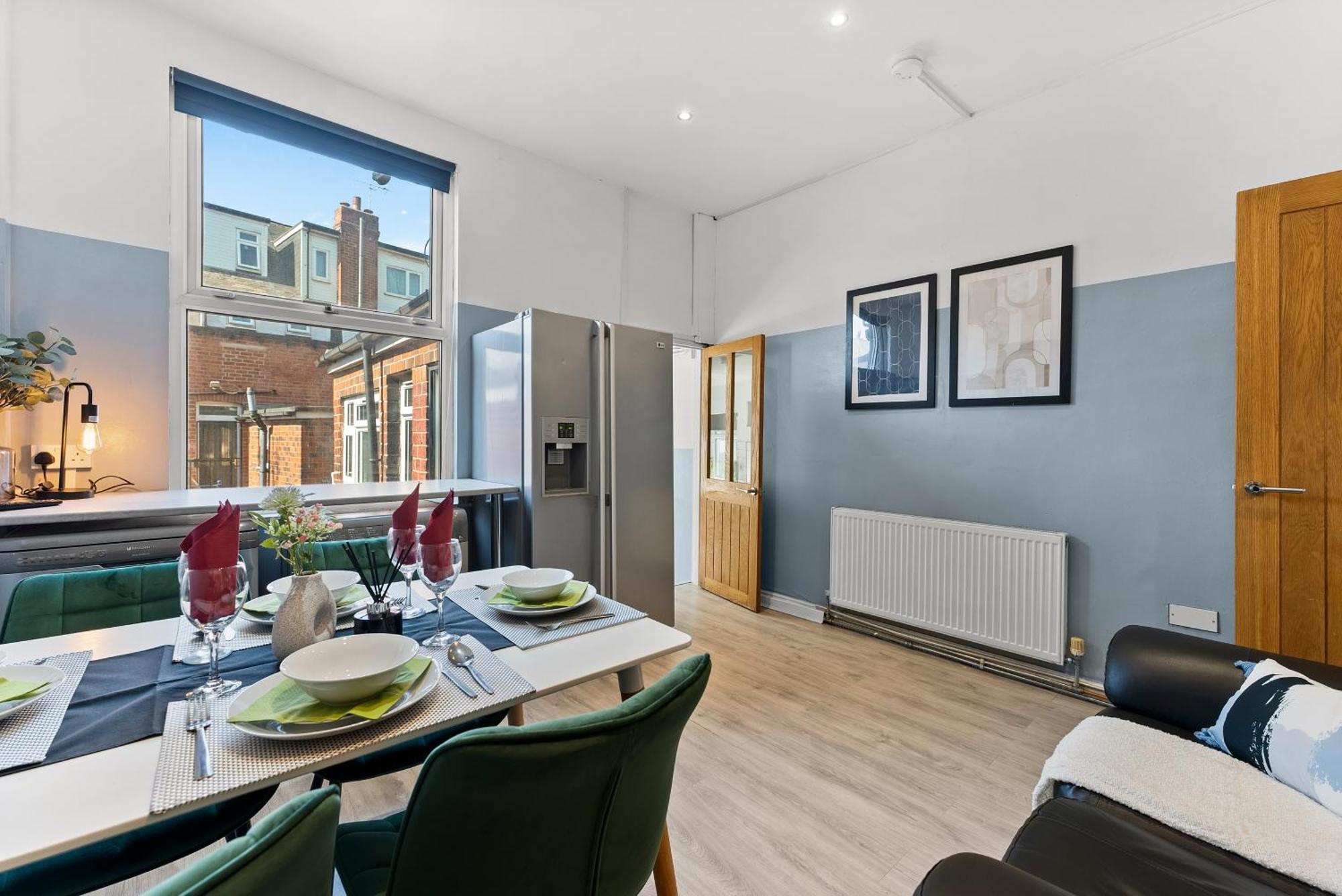 Stylish Designer 4 Bed - Parking - Sleeps 8 Holiday home Leeds (West Yorkshire)