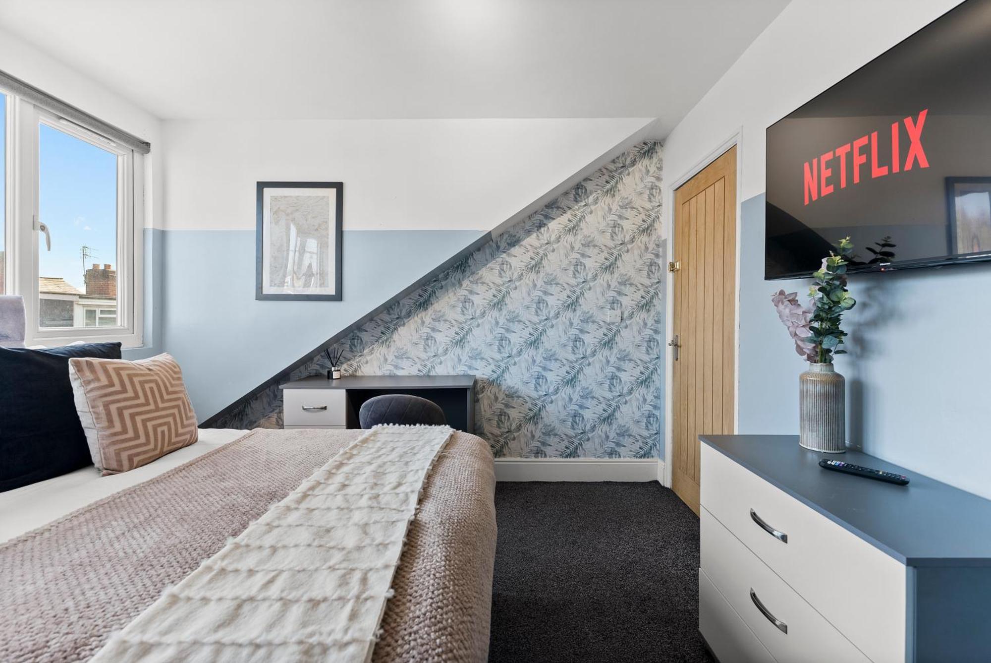 Stylish Designer 4 Bed - Parking - Sleeps 8 Leeds (West Yorkshire)