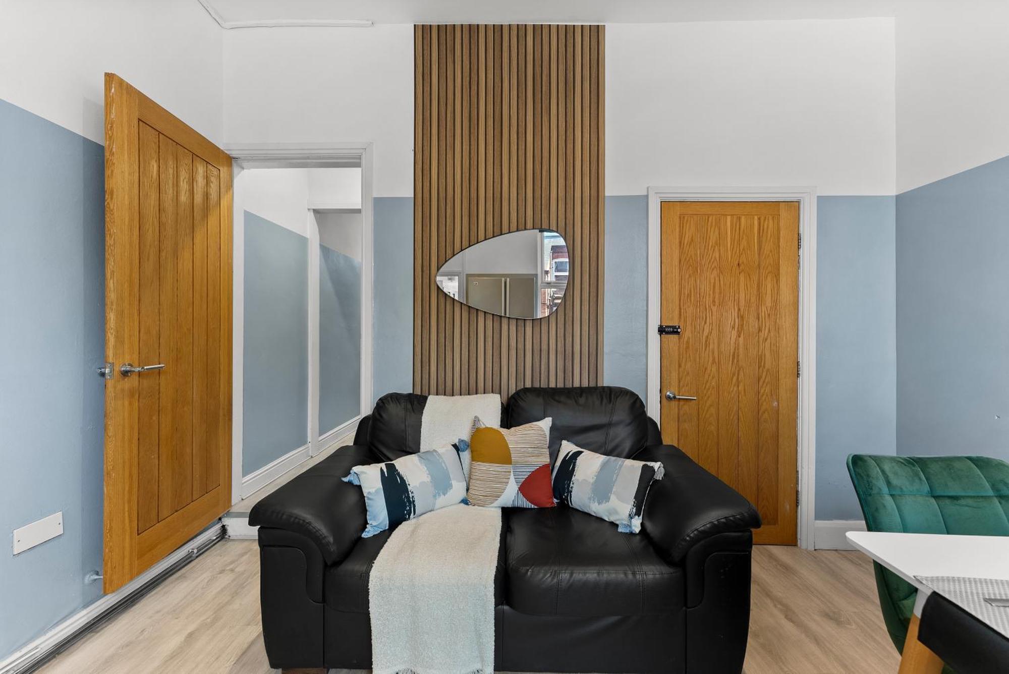 Holiday home Stylish Designer 4 Bed - Parking - Sleeps 8 *