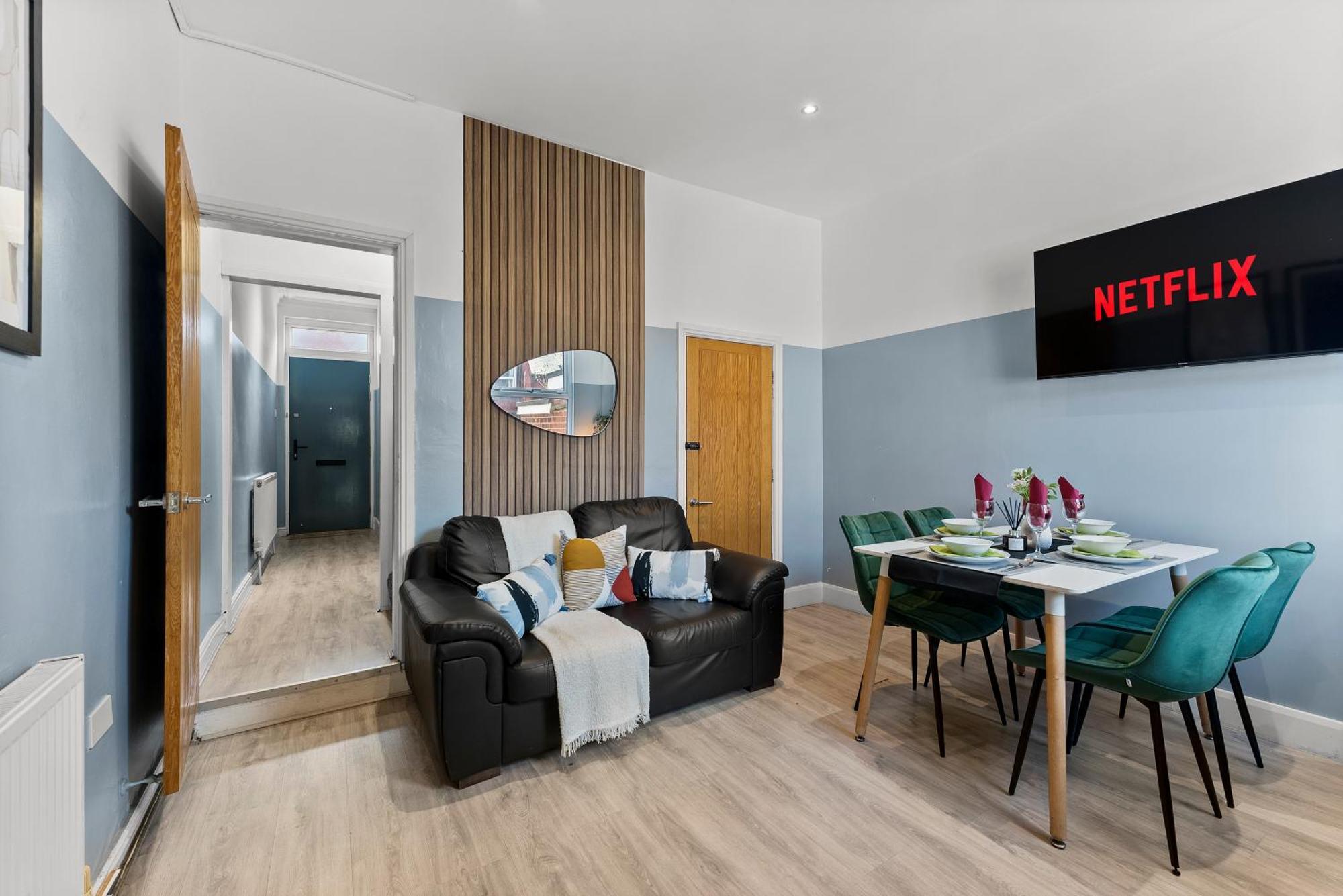 Stylish Designer 4 Bed - Parking - Sleeps 8 *