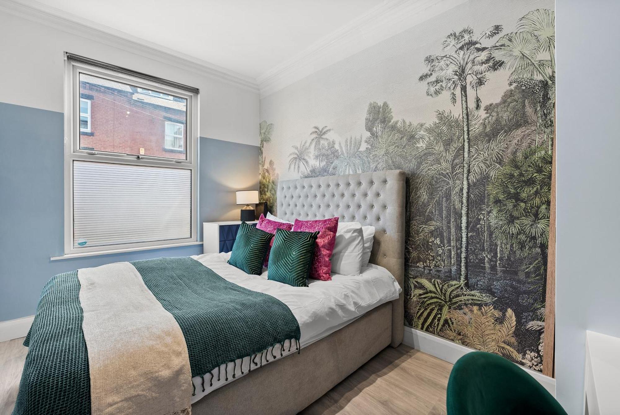 Stylish Designer 4 Bed - Parking - Sleeps 8 *