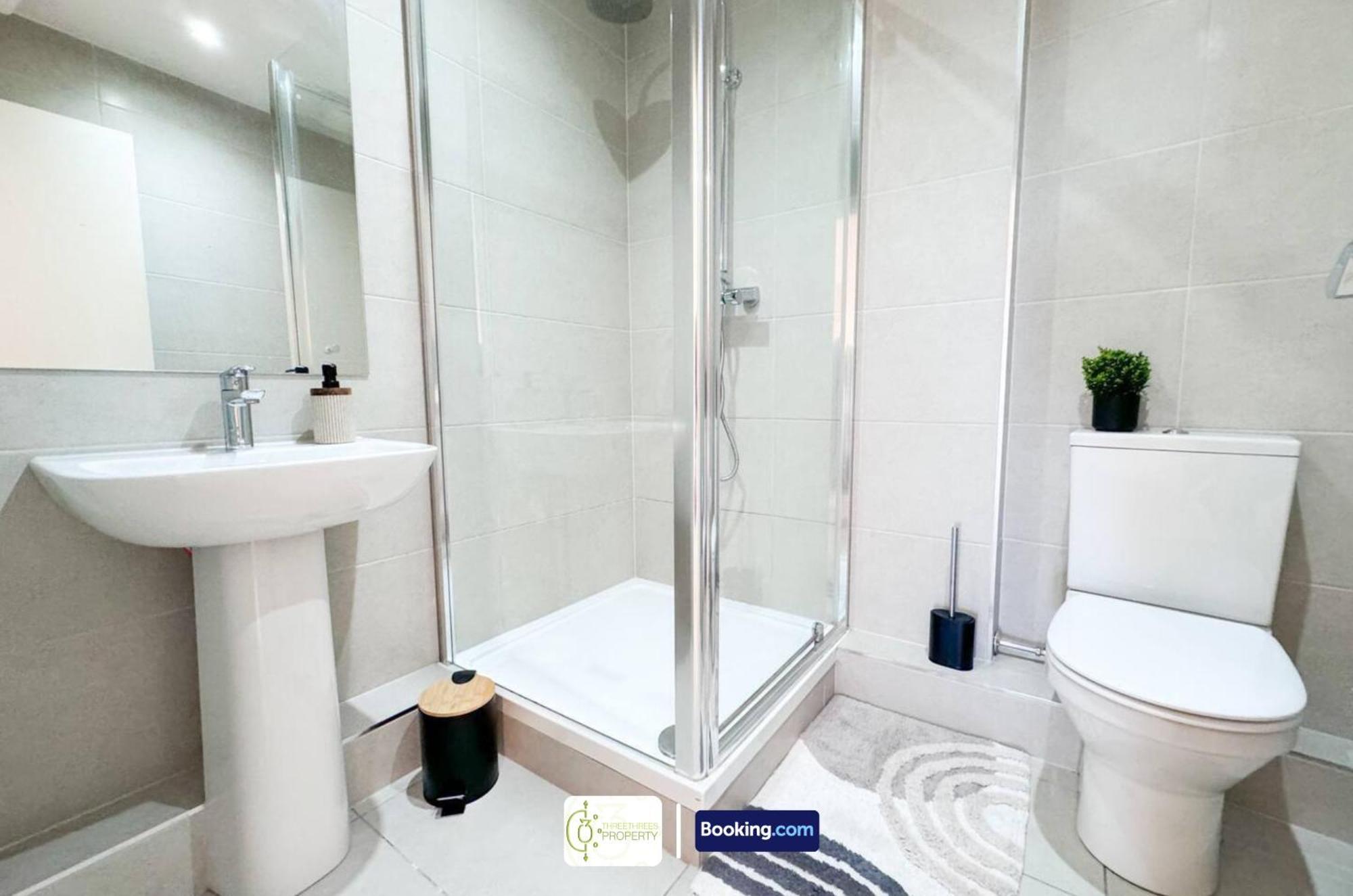 Apartment 3 Bedroom Apt By Threethreethreesproperty Short Lets & Serviced Accommodation Leeds With Wi-Fi & Parking