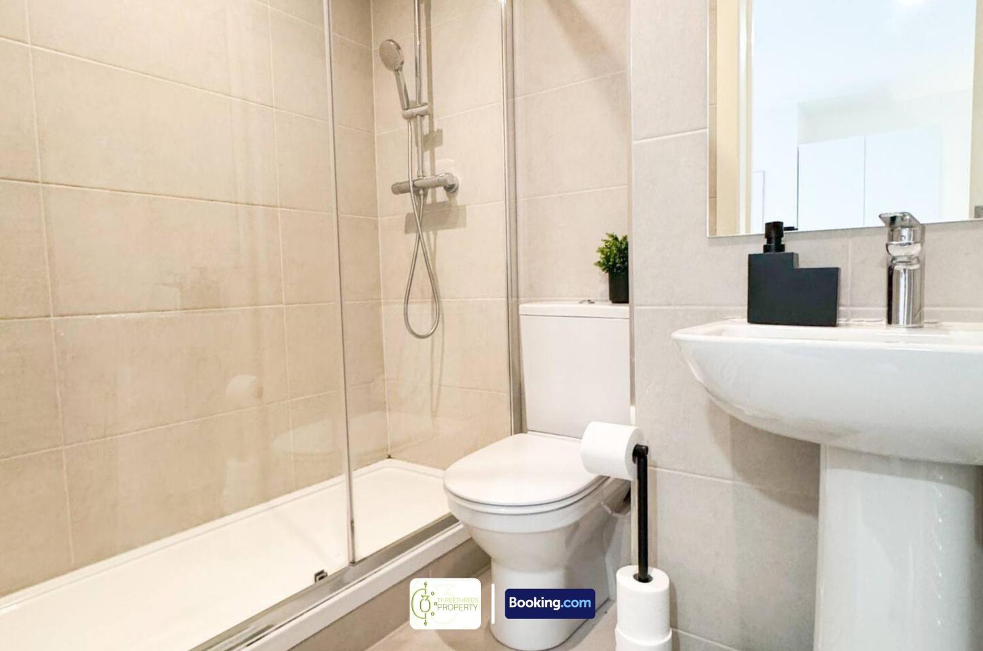 Apartment 3 Bedroom Apt By Threethreethreesproperty Short Lets & Serviced Accommodation Leeds With Wi-Fi & Parking Leeds (West Yorkshire)