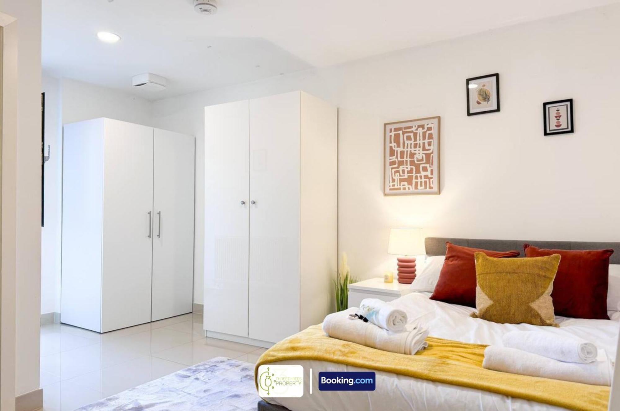 Apartment 3 Bedroom Apt By Threethreethreesproperty Short Lets & Serviced Accommodation Leeds With Wi-Fi & Parking
